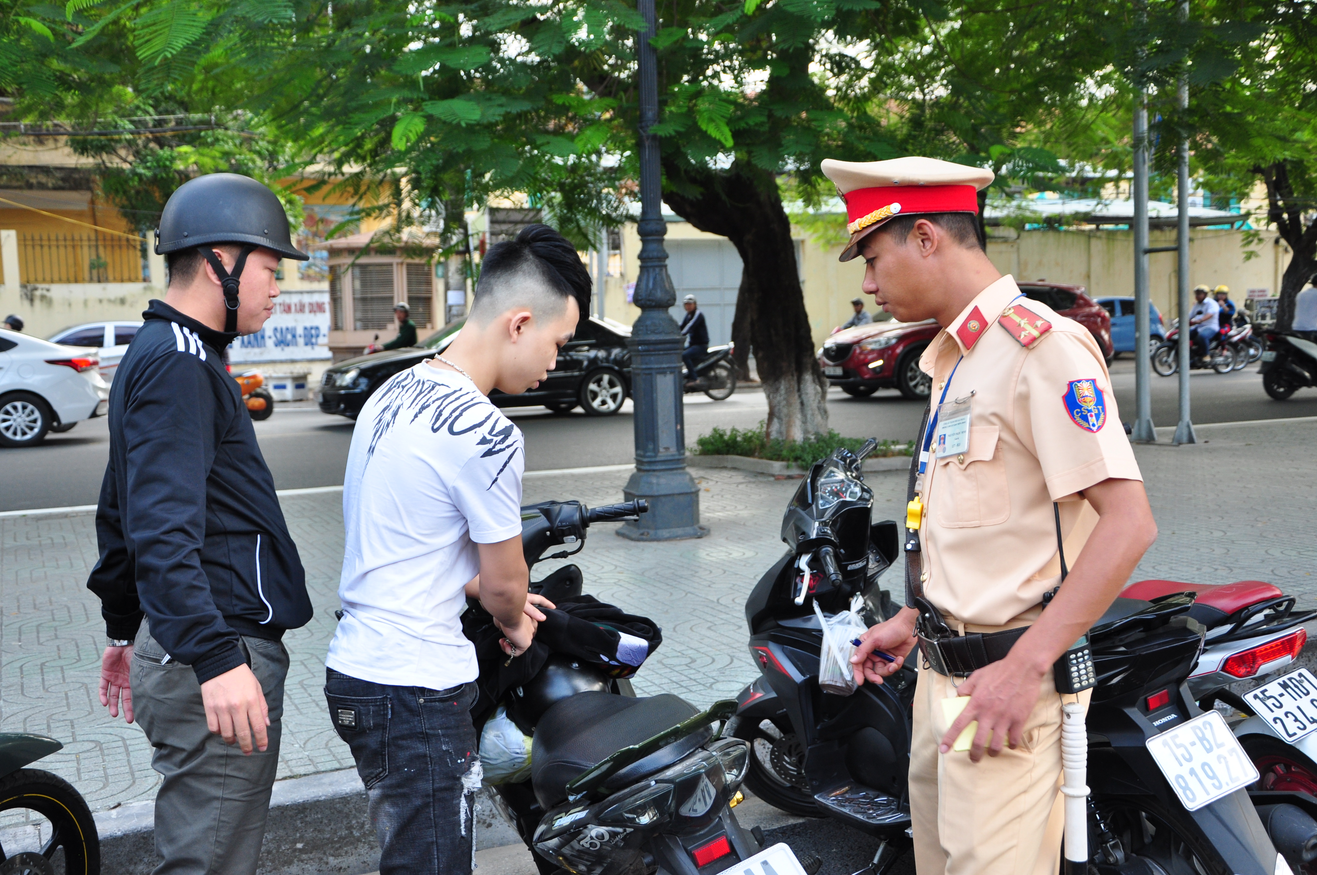 Phân biệt xe máy điện và xe đạp điện trước thềm năm học mới